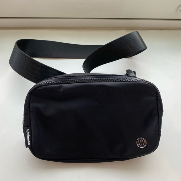 lululemon Everywhere Belt Bag (Black) - Picture 1 of 4